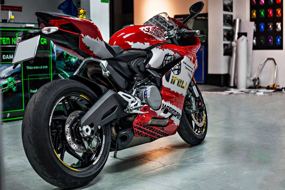 Ducati 959 panigale lột xác phong cách pirelli