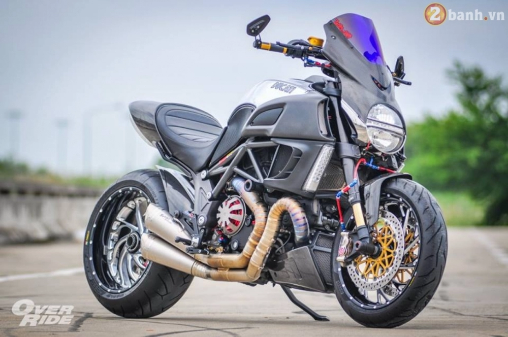 Ducati diavel trong bản độ cromo đầy tốn kém của anh chàng biker khổng lồ