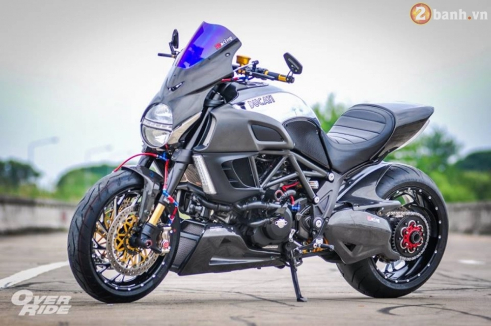 Ducati diavel trong bản độ cromo đầy tốn kém của anh chàng biker khổng lồ