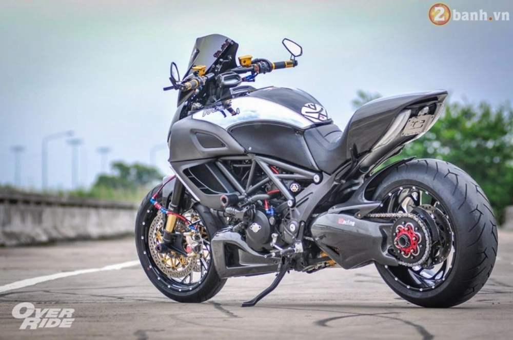 Ducati diavel trong bản độ cromo đầy tốn kém của anh chàng biker khổng lồ