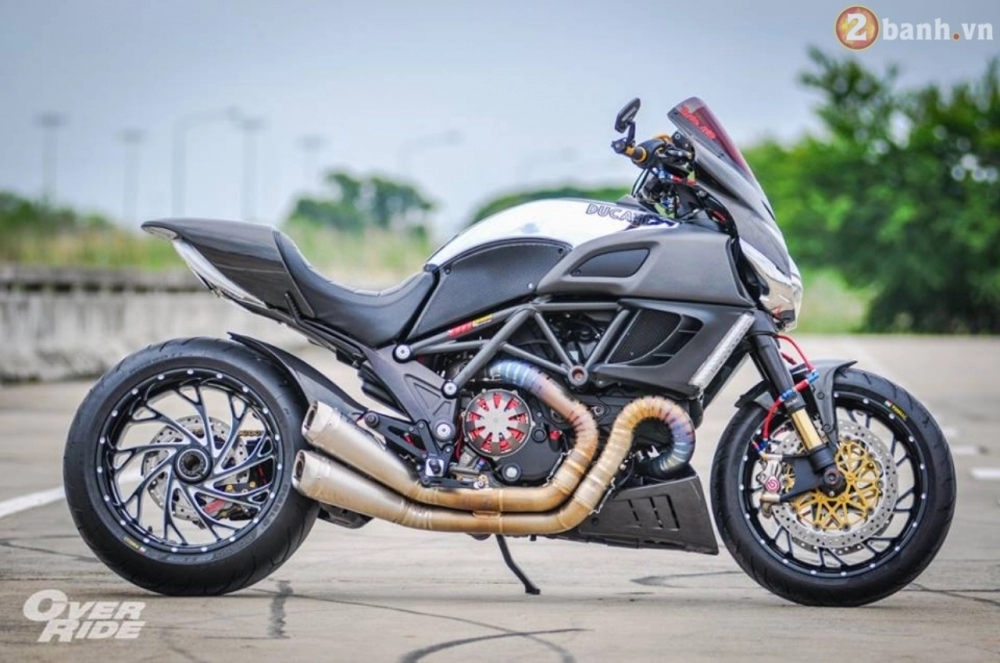 Ducati diavel trong bản độ cromo đầy tốn kém của anh chàng biker khổng lồ