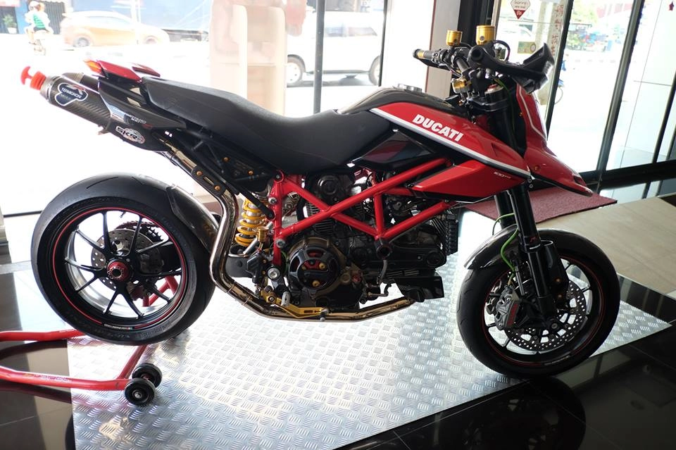 Ducati hypermotard 1100 sp mạnh mẽ hơn với loạt phụ kiện hàng hiệu