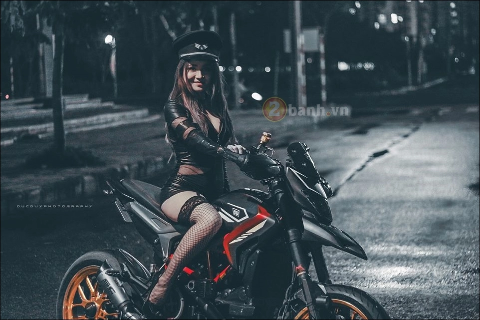 Ducati hypermotard độ cùng mẫu sexy girl lôi cuốn