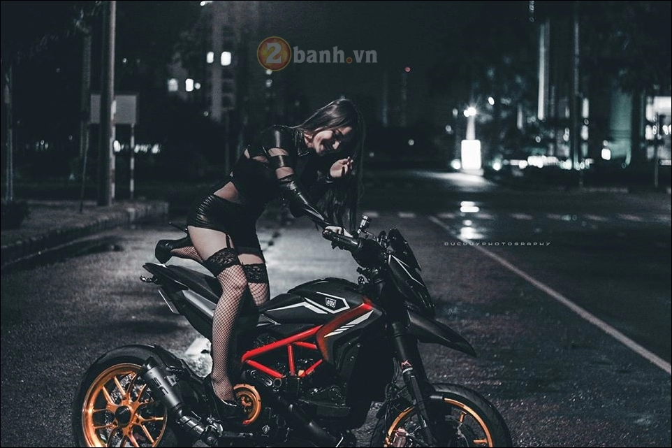 Ducati hypermotard độ cùng mẫu sexy girl lôi cuốn