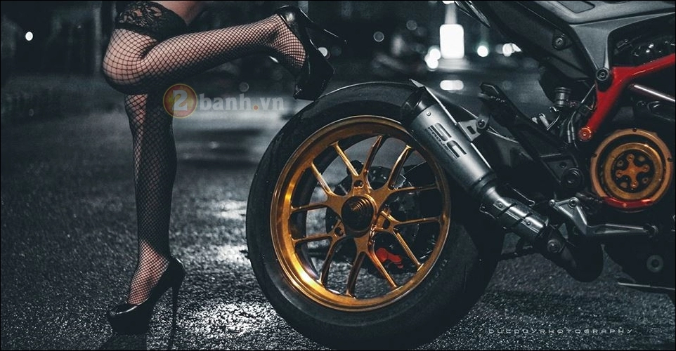 Ducati hypermotard độ cùng mẫu sexy girl lôi cuốn