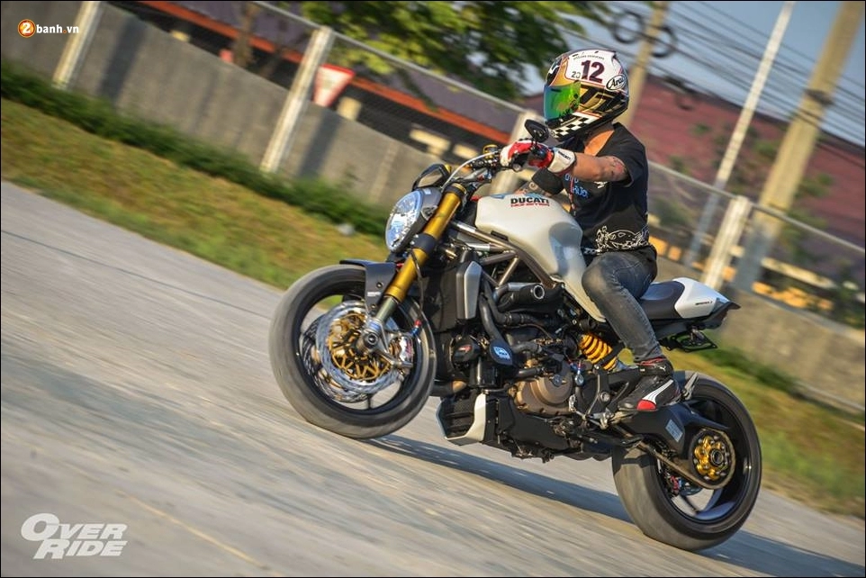 Ducati monster 1200s độ xứng danh quỷ đầu đàn gia đình monster