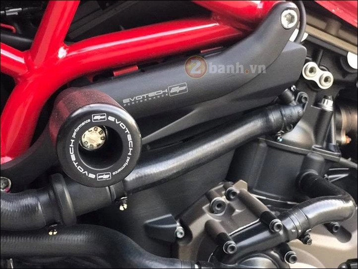 Ducati monster 821 độ hầm hố với loạt đồ chơi hàng hiệu đầy hiệu quả