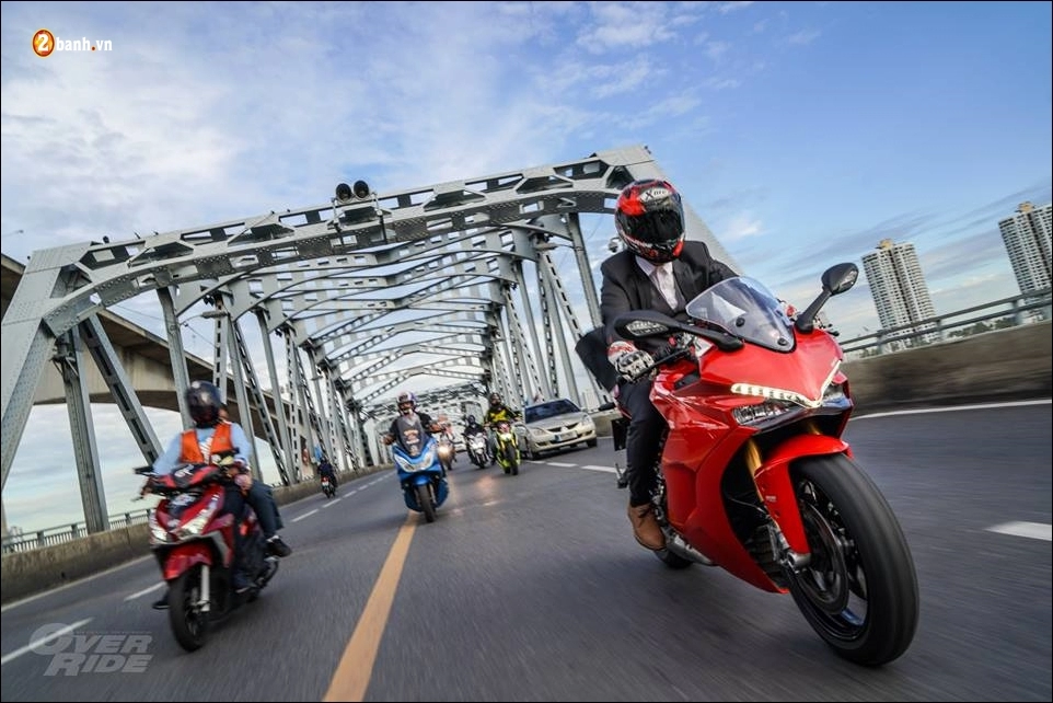 Ducati sportbike đẹp mê hồn trong bộ ảnh buổi chiều hoàng hôn