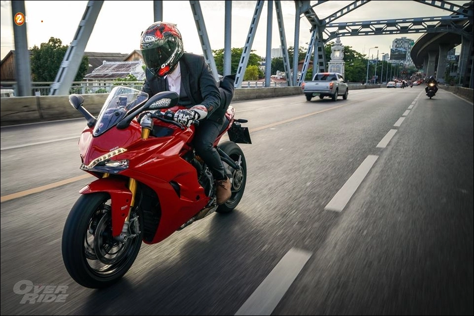 Ducati sportbike đẹp mê hồn trong bộ ảnh buổi chiều hoàng hôn