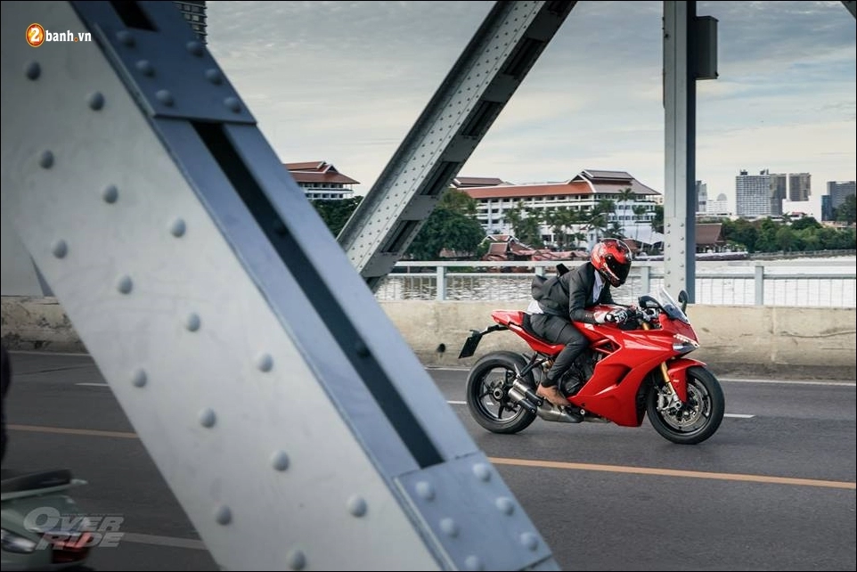 Ducati sportbike đẹp mê hồn trong bộ ảnh buổi chiều hoàng hôn