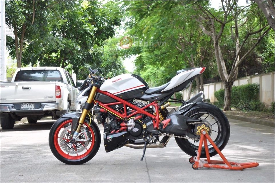 Ducati streetfighter chiến binh đường phố độ nhẹ cùng loạt option hàng hiệu