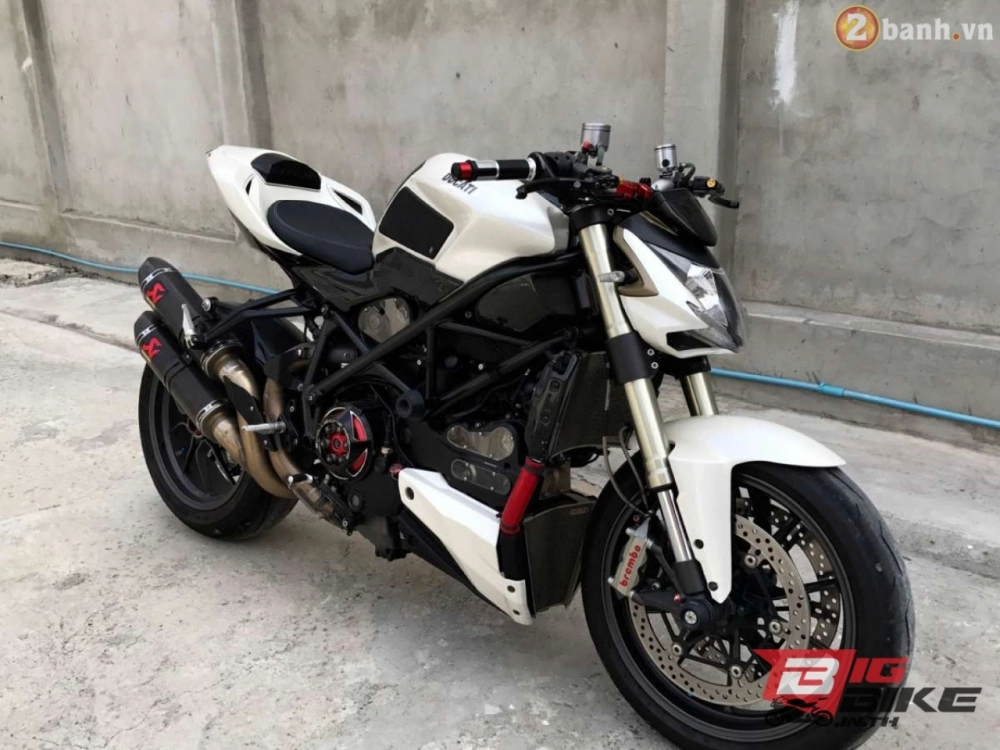 Ducati streetfighter siêu chất cùng loạt đồ chơi hàng hiệu