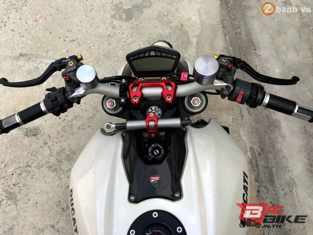 Ducati streetfighter siêu chất cùng loạt đồ chơi hàng hiệu