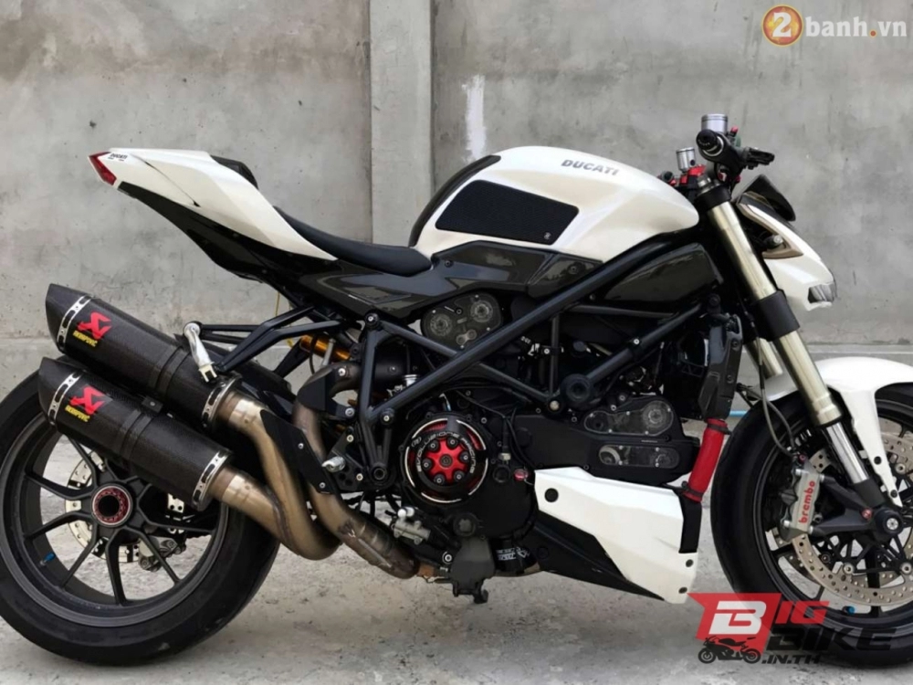 Ducati streetfighter siêu chất cùng loạt đồ chơi hàng hiệu