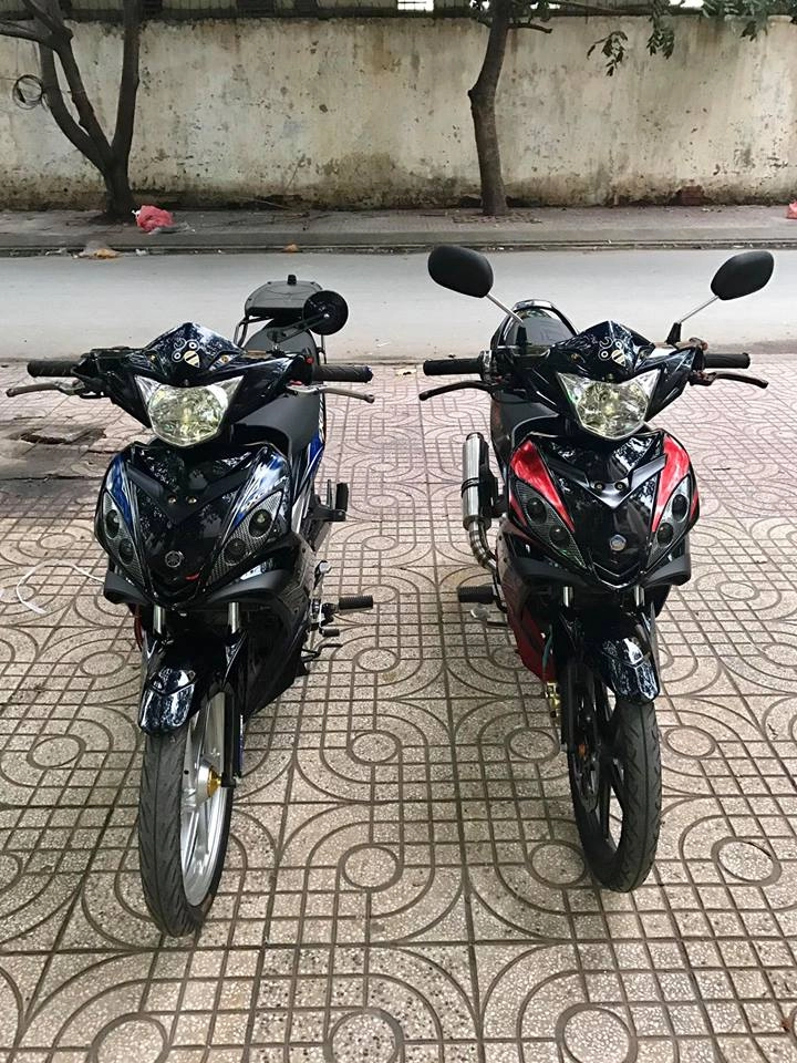 Exciter 135cc cặp đôi cùng nhau khoe dáng trước ống nhẹ nhàng