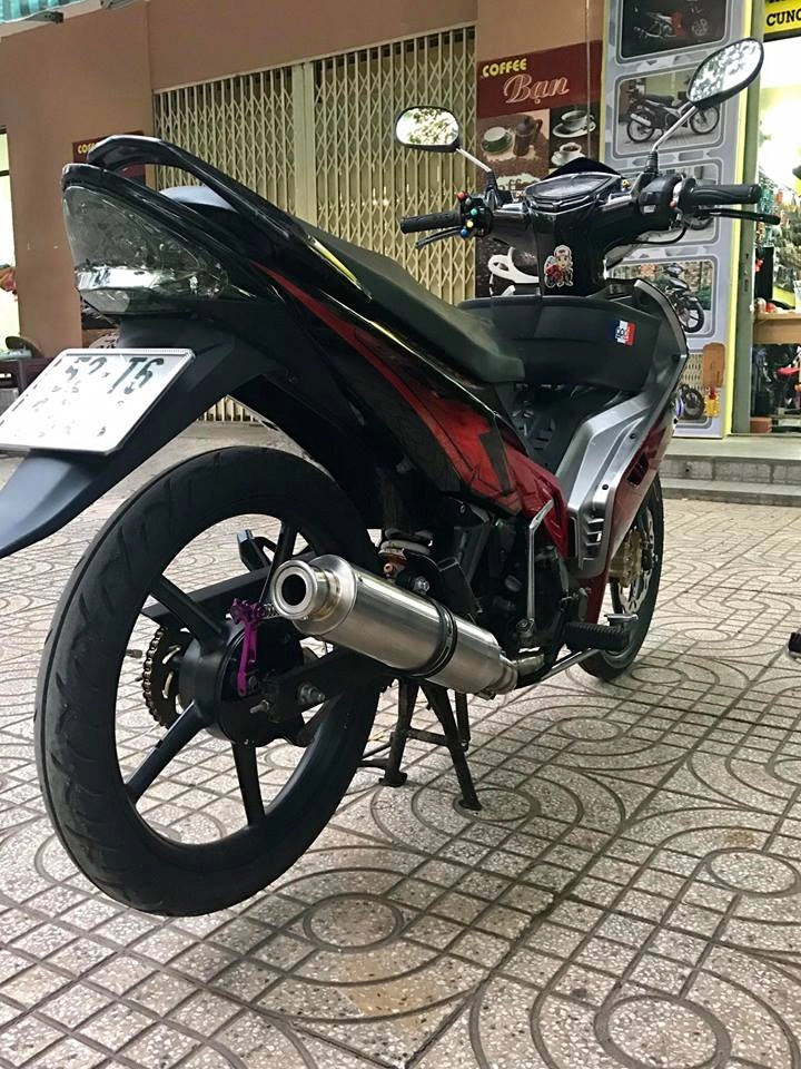 Exciter 135cc cặp đôi cùng nhau khoe dáng trước ống nhẹ nhàng