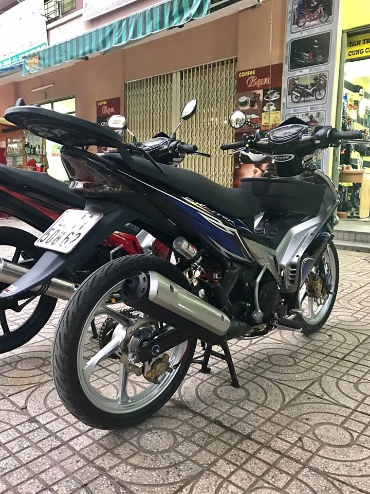 Exciter 135cc cặp đôi cùng nhau khoe dáng trước ống nhẹ nhàng