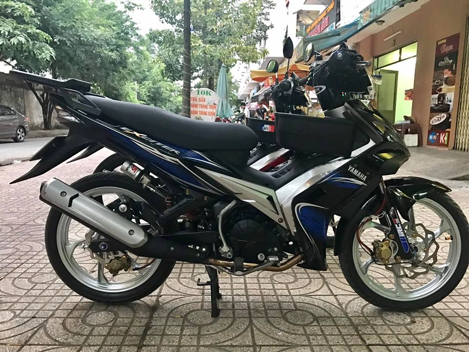 Exciter 135cc cặp đôi cùng nhau khoe dáng trước ống nhẹ nhàng