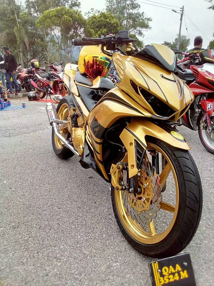 Exciter 2010 độ ấn tượng với xe siêu nhân vàng của biker nước bạn