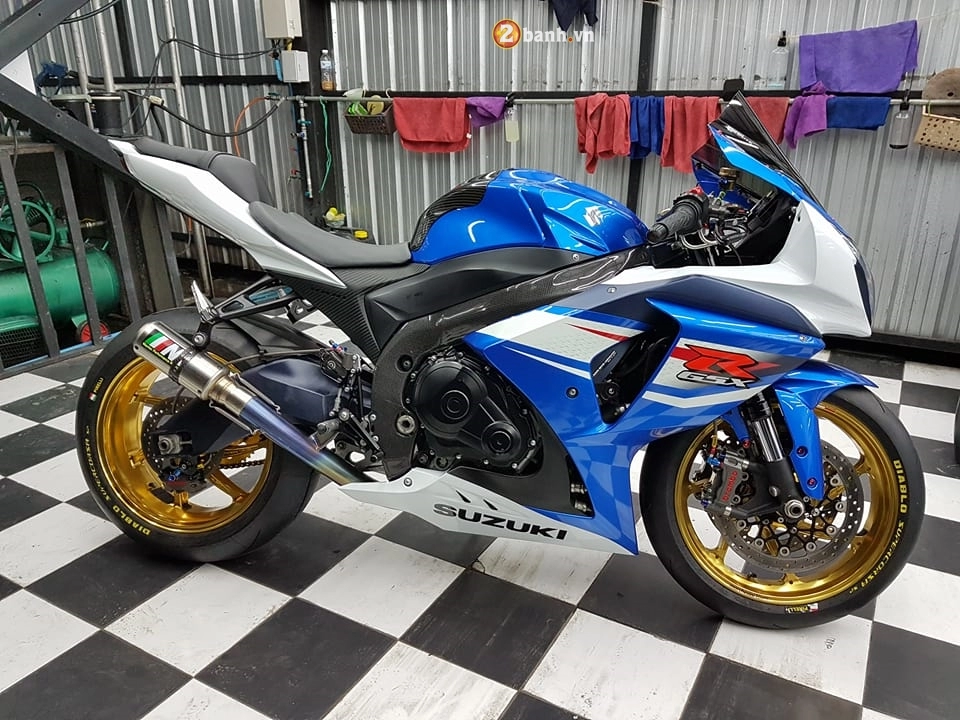 Gsx-r1000 sành điệu bên dàn đồ chơi hàng hiệu