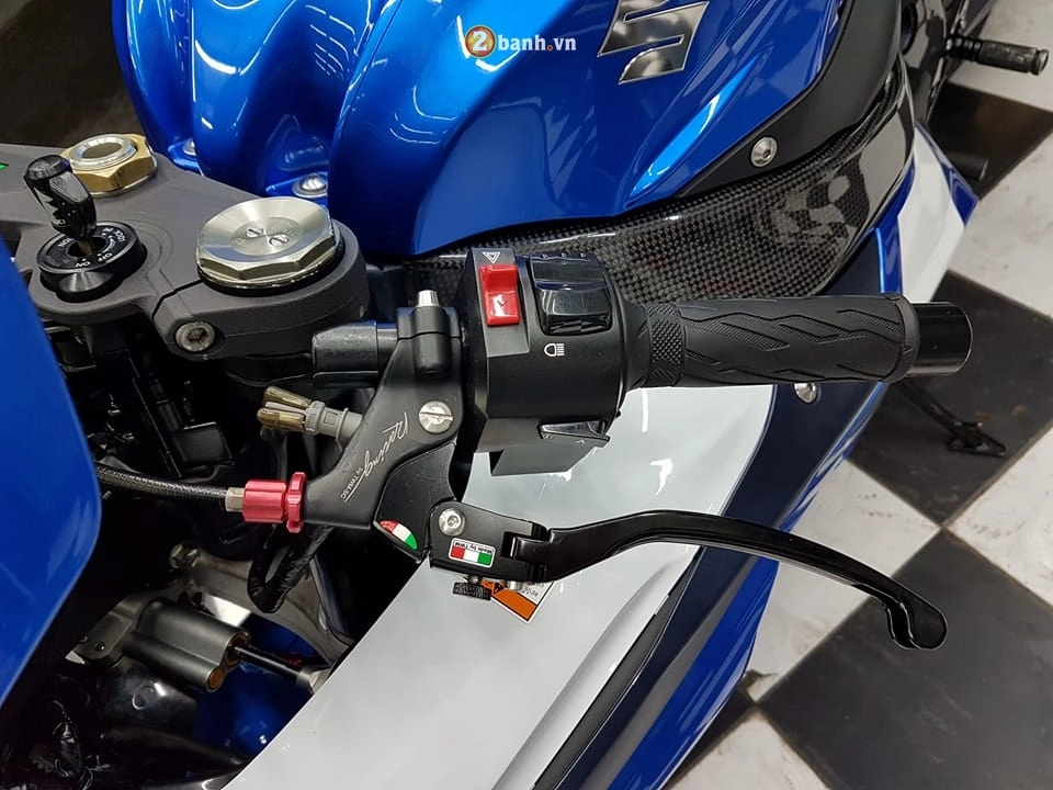 Gsx-r1000 sành điệu bên dàn đồ chơi hàng hiệu