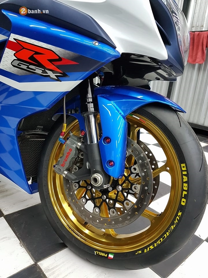 Gsx-r1000 sành điệu bên dàn đồ chơi hàng hiệu