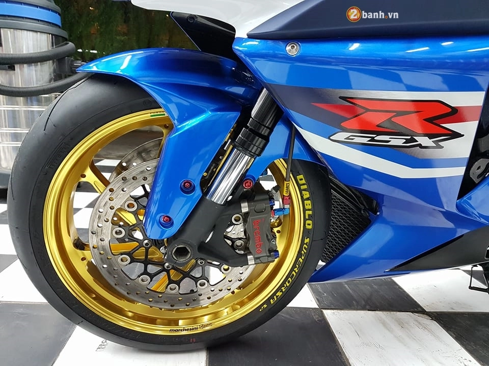 Gsx-r1000 sành điệu bên dàn đồ chơi hàng hiệu