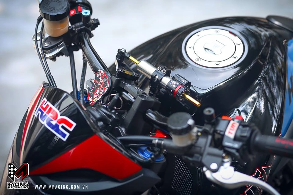 Honda cb1000r hung hãn trong bộ cánh cá mập shark