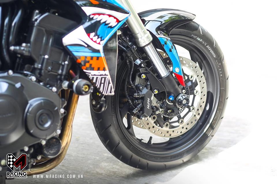 Honda cb1000r hung hãn trong bộ cánh cá mập shark