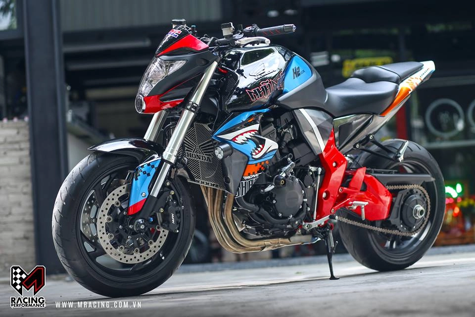 Honda cb1000r hung hãn trong bộ cánh cá mập shark