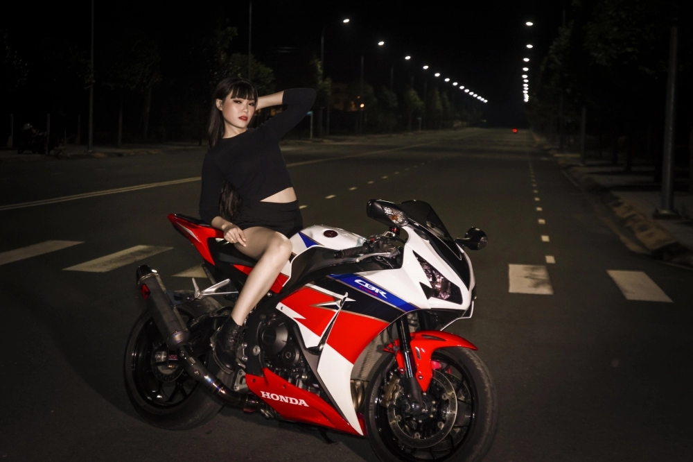 Honda cbr 1000rr rực sáng đầy khiêu gợi dưới phố vắng