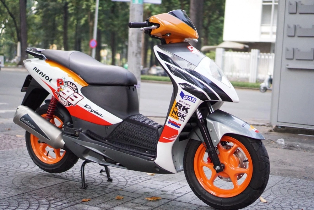 Honda dylan 150 đẹp lộng lẫy trong màu áo repsol cá tính