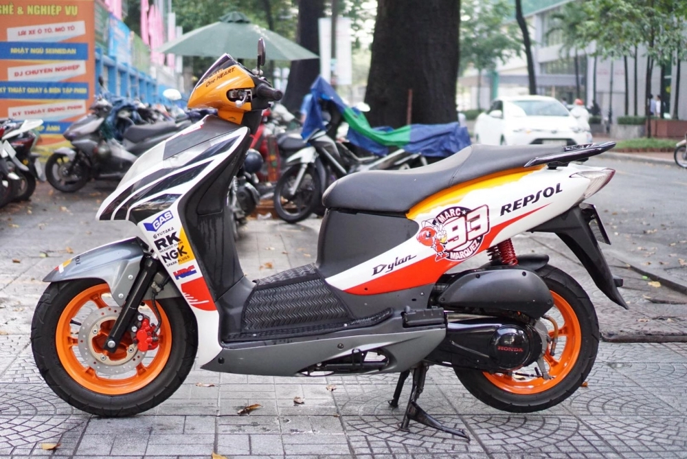 Honda dylan 150 đẹp lộng lẫy trong màu áo repsol cá tính