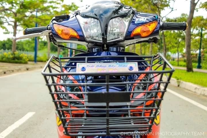 honda wave repsol trong bản độ đầy tính sáng tạo khoe sắc cùng bạn bè