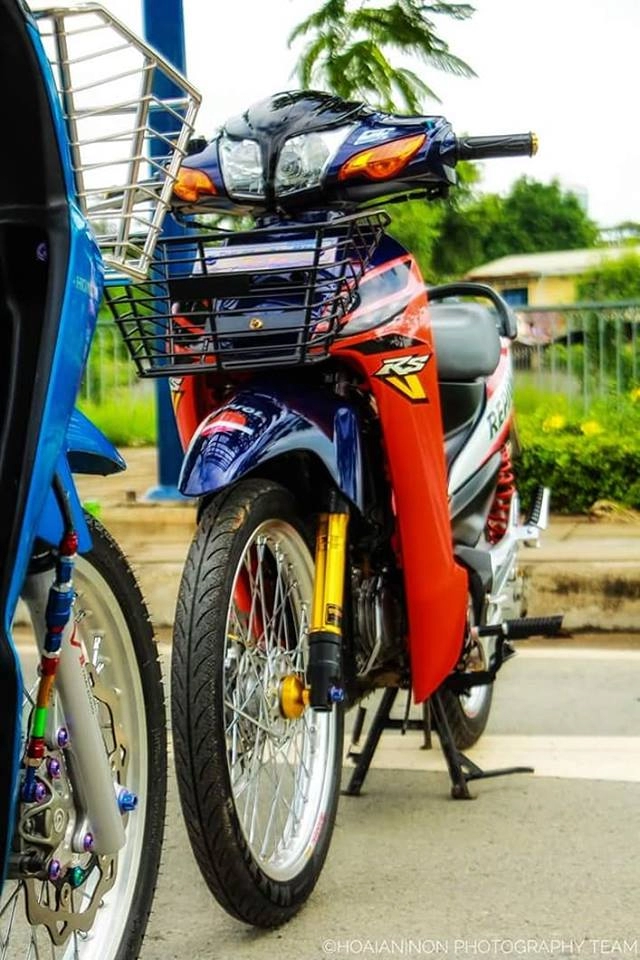 honda wave repsol trong bản độ đầy tính sáng tạo khoe sắc cùng bạn bè