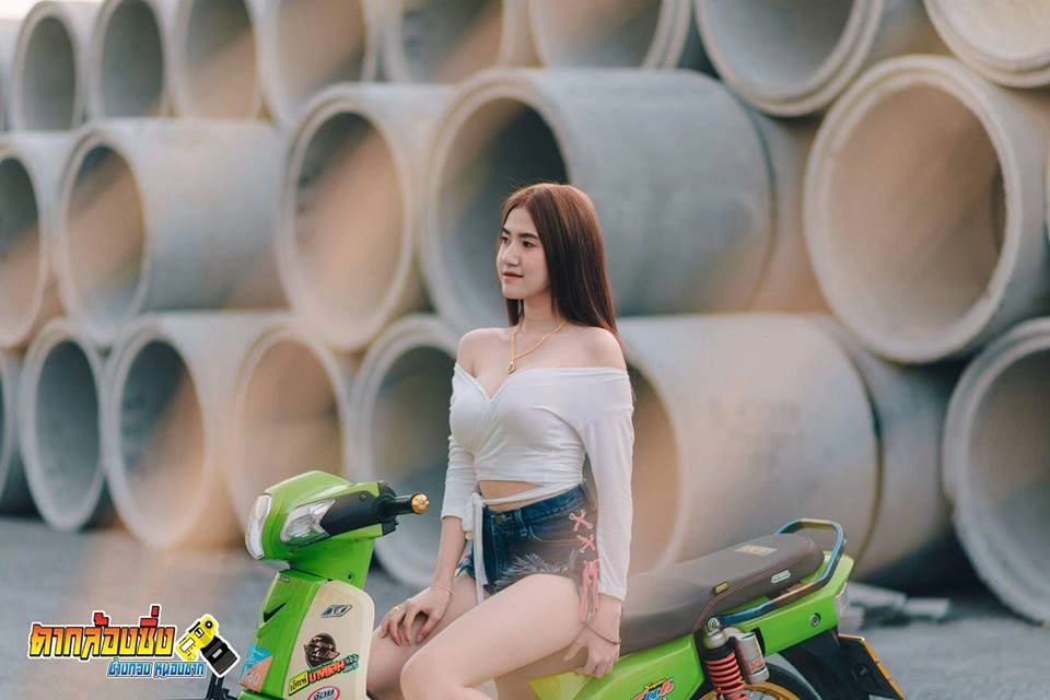 Hotgirl nóng bỏng khoe dáng bên cub fi độ của biker nước bạn