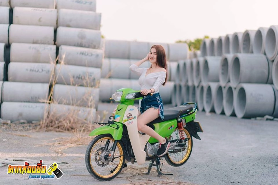 Hotgirl nóng bỏng khoe dáng bên cub fi độ của biker nước bạn