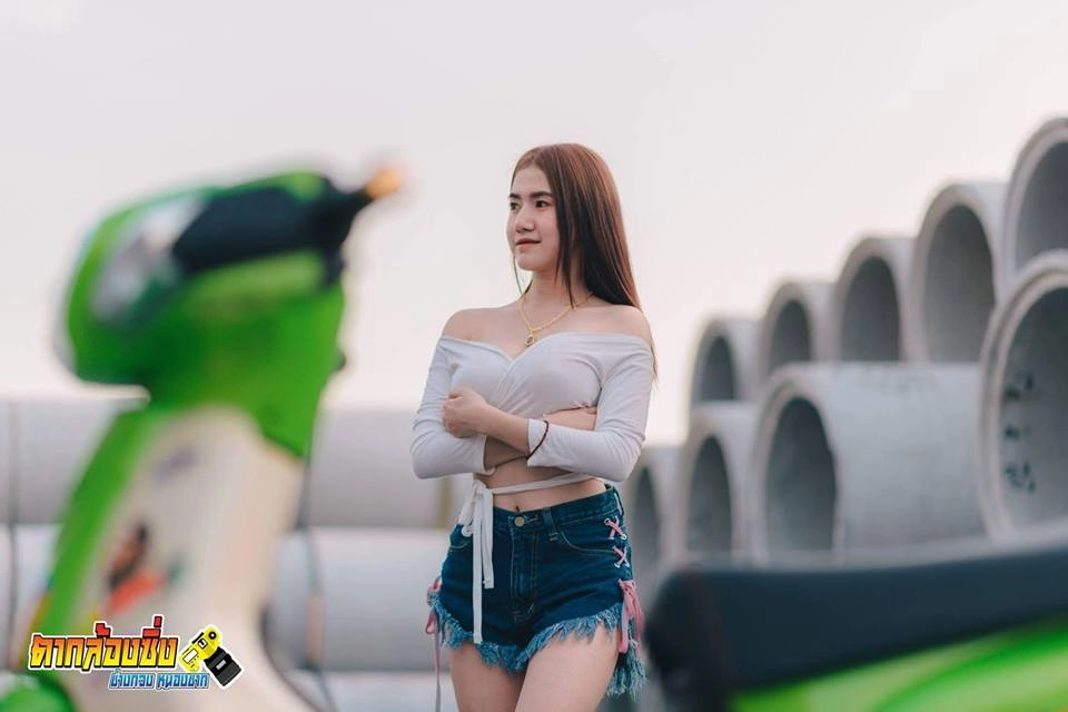 Hotgirl nóng bỏng khoe dáng bên cub fi độ của biker nước bạn