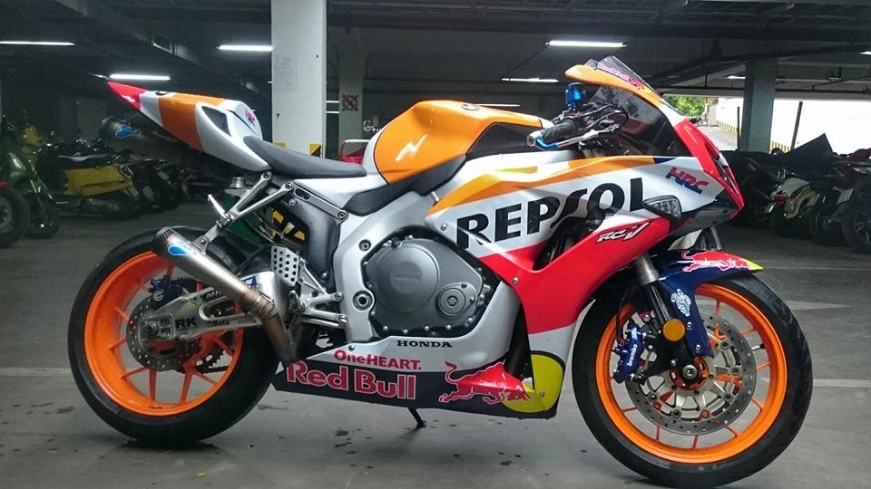 Huyền thoại cbr1000rr 2007 tốc biến với bộ áo repsol motogp 2017