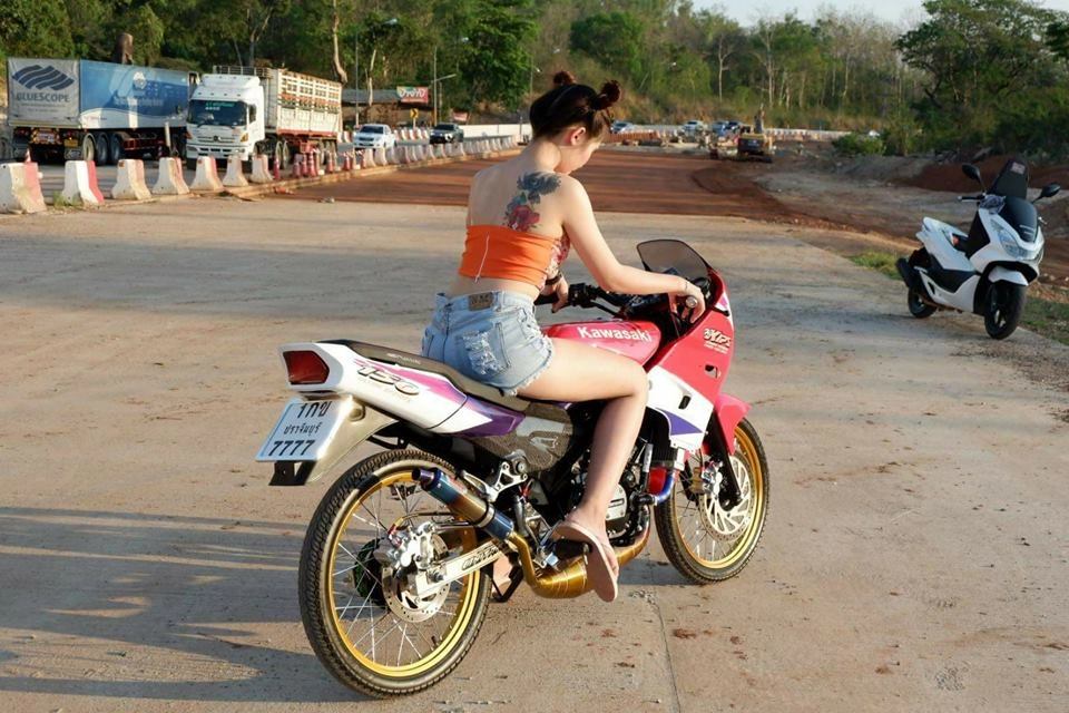 Kawasaki kips 150 độ khoe dáng cùng teen girl nóng bỏng ở xứ sở chùa vàng