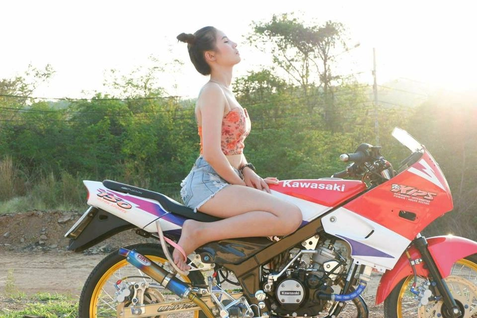 Kawasaki kips 150 độ khoe dáng cùng teen girl nóng bỏng ở xứ sở chùa vàng