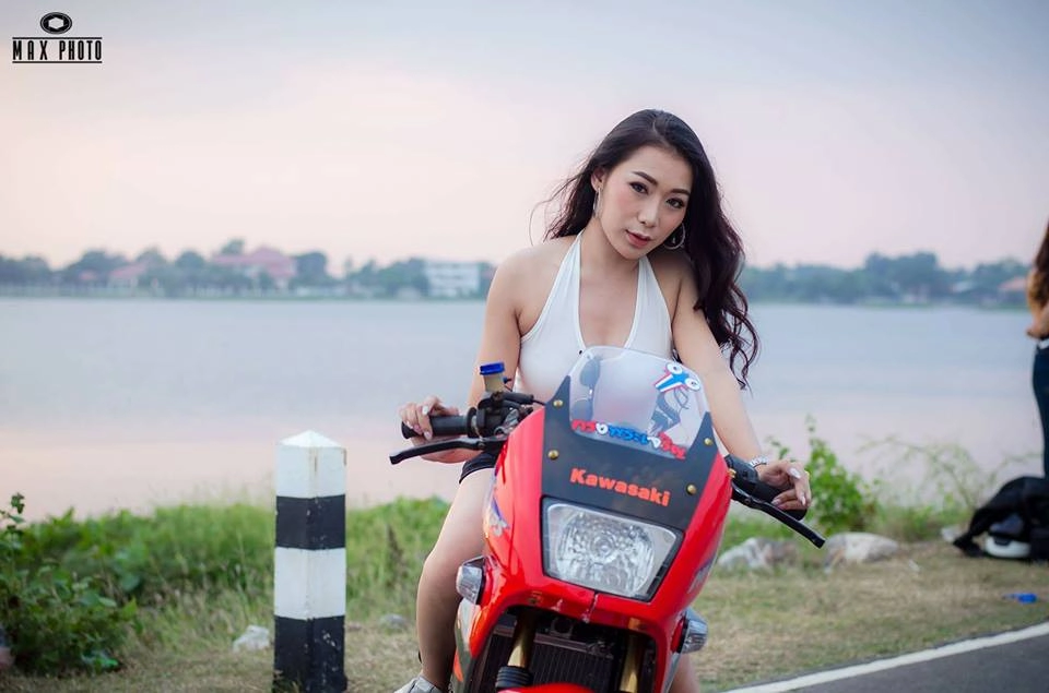 Kawasaki kips 150 độ yếu lòng trước bóng hồng sexy của biker thailand