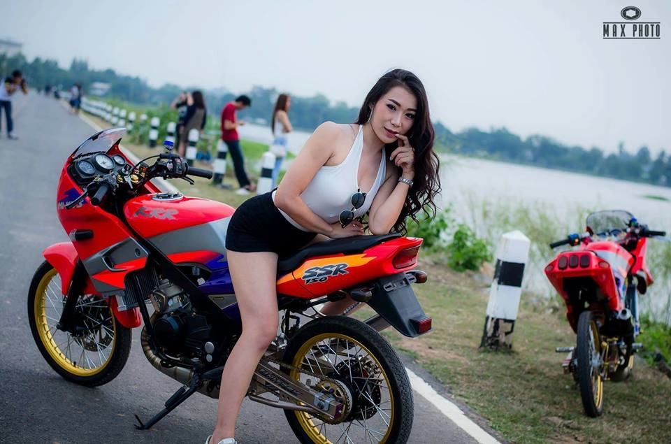 Kawasaki kips 150 độ yếu lòng trước bóng hồng sexy của biker thailand