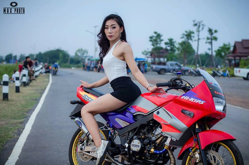 Kawasaki kips 150 độ yếu lòng trước bóng hồng sexy của biker thailand