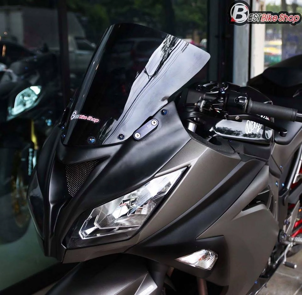 Kawasaki ninja 300 độ kịch độc với thân hình matte black