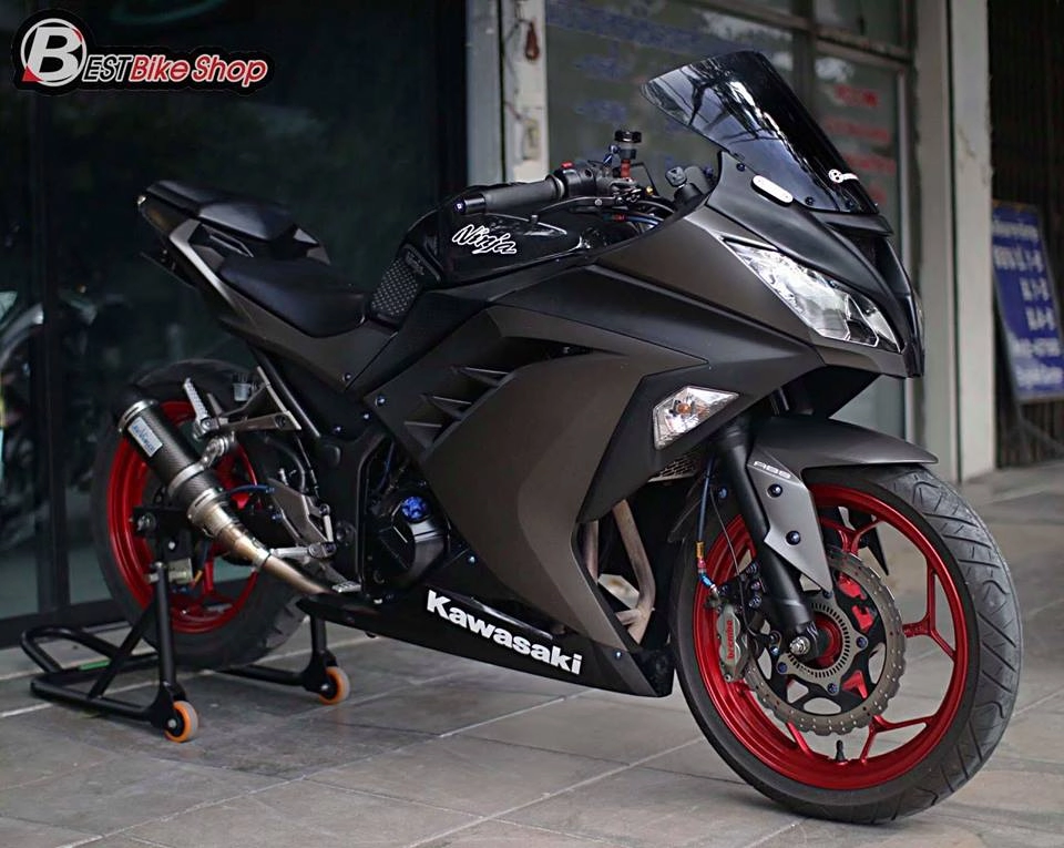 Kawasaki ninja 300 độ kịch độc với thân hình matte black