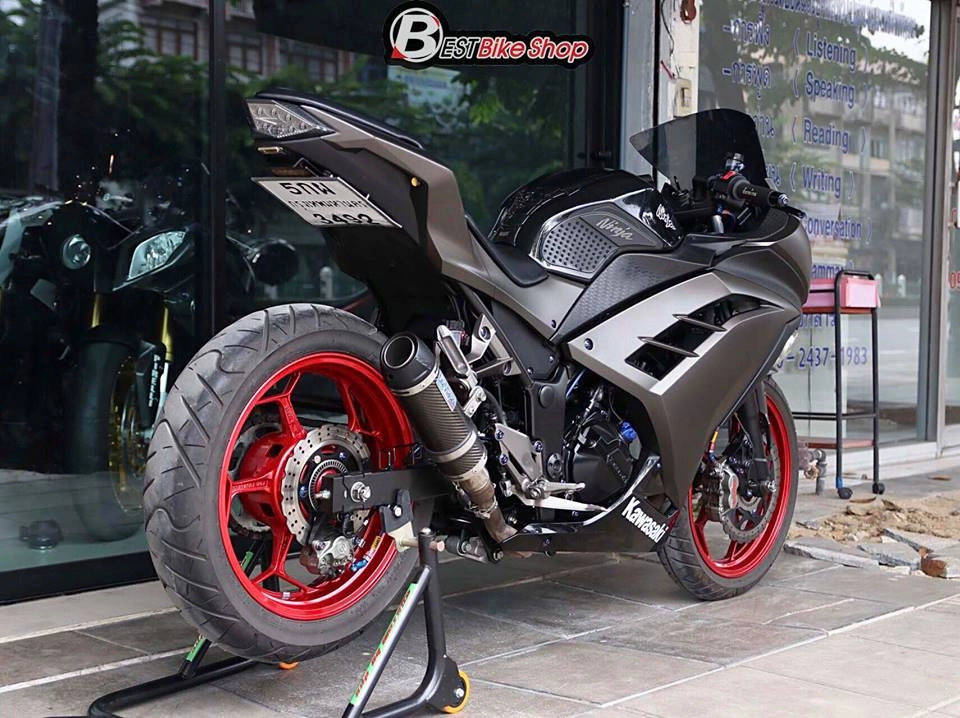 Kawasaki ninja 300 độ kịch độc với thân hình matte black