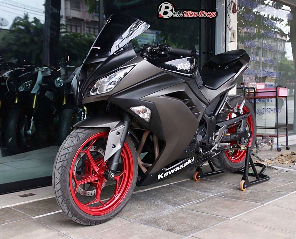 Kawasaki ninja 300 độ kịch độc với thân hình matte black