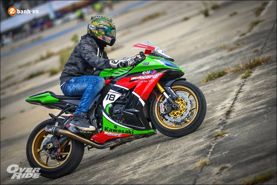 Kawasaki ninja zx-10r độ chiến thần đường đua mang tên green grasshopper