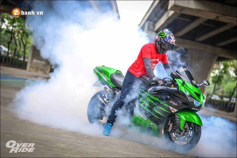 Kawasaki ninja zx-14r vẻ đẹp từ đối thủ trực tiếp thần gió hayabusa